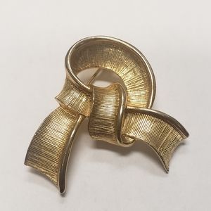 CMI Vintage Gold Brooch Knot